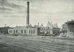 Elektrizitätswerk am Petersenkai im Hamburger Baakenhafen; im Vordergrund die Gleise der Kaibahn.