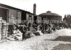 Güterwaggons aus dem der polnischen Stadt Bromberg stehen auf einem Gleis der Hafenbahn zwischen den Kaischuppen des Hübnerkais vom Grasbrookhafen und dem Strandkai der Norderelbe. Im Hintergrund die Industriearchitektur der Gasanstalt.