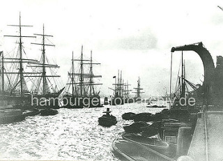 Historische Aufnahme vom Kirchenpauerkai im Hamburger Hafen - Kohleschuten liegen am Kai; Frachtsegler haben an den Dalben im Strom der Elbe festgemacht.