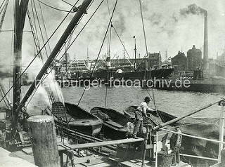 Historisches Bild aus dem Hamburger Hansahafen, Bremer Ufer - Getreide wird von einem Dampfer gelöscht.