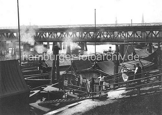 Stadtdeich im Hamburger Oberhafen / - Kanal, Persenninge werden gewaschen und imprägniert; Oberhafenbrücke - zweistöckige Strassenbrücke / Eisenbahnbrücke über den Oberhafenkanal.