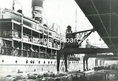 Dampfer Gertrud Woermann am Petersenkai im Hamburger Baakenhafen - Truppentransport aus Afrika - Rückkehr von Schutztruppen. Portalkräne und Fässer am Kai.