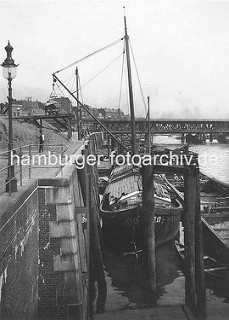 Lager von Bau-Kies am Hamburger Oberhafen, die Kies-Ladung eines Kahns wird in eine Kipplore gelöscht, die die Fracht an ihren Lagerplatz bringt - historische Fotos aus dem Hamburger Hafen.