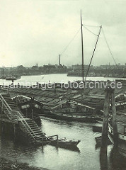 Schuten im Spreehafen am Potsdammer Ufer im Hamburger Hafen; Oberländer Kähne, Ruderboot an der Wassertreppe. Im Hintergrund Hafenanlagen im Kaiser-Wilhelm-Hafen.