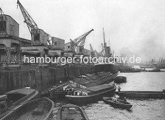 Portalkräne im Hamburger Hafen - alte Fotografie aus dem Kaiser Wilhelm Hafen / Kronprinzen-Kai. Frachtschiff / Dampfer, Schuten und Oberländer Kahn / Flussschiff am Kai.