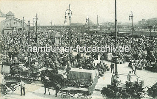 Gemüsemarkt vor der Deichtorhalle - Gemüsehalle am Oberhafen. Marktstände mit Körben - Pferd und Wagen; Blick über den Oberhafen, re. Ausschnitt vom Hannoverschen Bahnhof, in der Bildmitte die Oberhafenbrücke.