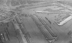 Alte Luftaufnahme vom Hamburger Hafen - lks. der Kuhwerder Hafen, daneben der Kaiser-Wilhelm-Hafen und der Ellerholzhafen; re. der Rosshafen und der Oderhafen, dahinter der Travehafen.