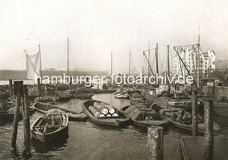 Schuten / Kähne beladen mit Fässern, Tonnen im Oberhafenkanal am Kai und im Fluss an den Dalben - Bilder aus Hamburg Hammerbrook.