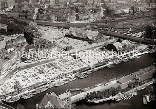 Flugbild vom Deichtormarkt und den Deichtorhallen - Gemüsestände sind auf dem Marktgelände aufgebaut - Oberländer Kähne und Schuten liegen mit ihrer Ladung am Deichtor-Kai im Oberhafen. Unten lks. ein Ausschnitt von der Wandrahmbrücke.