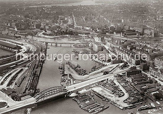 Luftbild vom Billehafen und dem Oberhafen; im Vordergrund die Billhorner Brücke, Schuten liegen vor der Kainanlage. Auch im Billehafen liegen Kähne und Schuten dicht gedrängt  vor den Kaispeichern. Hinter der Bahnbrücke liegt der Stadtdeich.