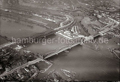 Elbbrücken über die Norderelbe; im Vordergrund unten lks. die Mündung des Marktkanals in Hamburg Veddel und auf der gegenüber liegenden Seite der Elbe die Einfahrt zum Entenwerder Zollkanal und die lks. Zufahrt zum Billehafen und dem Oberhafen.