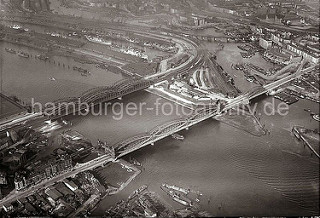 Elbbrücken über die Norderelbe; im Vordergrund unten lks. die Mündung des Marktkanals in Hamburg Veddel und auf der gegenüber liegenden Seite der Elbe die Einfahrt zum Entenwerder Zollkanal und die lks. Zufahrt zum Billehafen und dem Oberhafen.