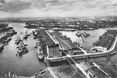 Blick über den Rosshafen (lks.) und dem Oderhafen; Frachtschiffe liegen am Kai und im Hafenbecken - im Vordergrund der Kühlspeicher für importierte Eier am Ellerholzkanal / Rosskai.