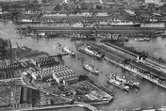 Alte Luftaufnahme vom Hamburger Hafen, im Vordergrund der Rosshafen mit dem Rosskai und dem Hachmannkai (lks.) - dahinter der Ellerholzhafen, Kaiser-Wilhelm-Hafen und Kuhwärder Hafen; re. der Oderhafen.