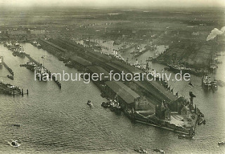 Luftaufnahme vom Hamburger Hafen - lks. der Segelschiffhafen und re. der Hansahafen.