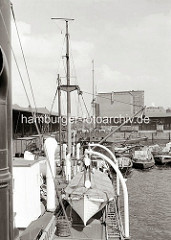 Blick über den Grasbrookhafen und den am Dalmannkai liegenden Schiffe zum Heringskühlhaus. Das markante Gebäude am Hübenerkai wurde vom Hamburger Oberbaudirektor Fritz Schumacher entworfen.