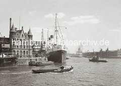 Die MONTE SARMIENTO liegt am Versmannkai des Hamburger Baakenhafens. Das 1924 in Dienst gestellte Passagierschiff war zu diesem Zeitpunkt mit 10 000 BRT das größte Motorschiff der Welt. Die Reederei Hamburg- Südamerikanische Dampfschifffahrtsge