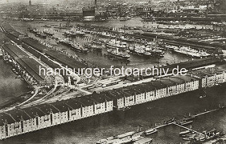 Historische Aufnahme vom Hamburger Hafen - im Vordergrund der Saalehafen mit den Lagerhäusern am Dessauer Ufer - dahinter der Segelschiffhafen und die Elbe.