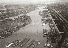 Am Berliner Ufer des Spreehafens liegen die Binnenschiffe neun Reihen tief - Wassertreppen, die sich mit dem Tidenhub bewegen führen hinunter zu den Liegeplätzen. Auch am Spandauer Ufer und dem Niedernfelder Ufer des Veddel Kanals haben sehr