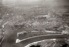 historisches Flugbild vom Hamburger Hafen; im Vordergrund der Köhlbrand; direkt dahinter der Kohleschiffhafen mit den Ladekranen am Toller Ort. Rechts dahinter der Vulklanhafen mit Helgen der Vulkanwerft / Howaldtswerft - dahinter der Roßhafen +