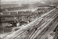 Luftfoto vom Hansahafen - lange Güterzüge stehen auf den Gleisanlagen des Güterbahnhofs Hamburg Süd. Am India Kai des India Hafen die hohen Schornsteine einer Kokerei - dahinter der Bremer Kai und das Lübecker Ufer des Hansa Hafens. Hinter dem O'