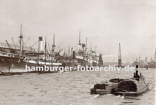 Blick in den Hansahafen; links liegen Frachter am O´swaldkai - eines der Schiffe wird über einen schwimmenden Getreideheber entladen, daneben ist ein grosser Schwimmkran zu erkennen. Ganz im Hintergrund ist die Silhouette der Wohnblocks auf der Ve