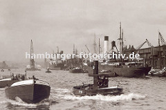 Blick über den Hansahafen zur Elbe; im Hintergrund ist der Zeitball-Turm vom Kaiserspeicher ( Kaispeicher A ) zu erkennen. Rechts liegen Frachter am O´swaldkai, ein Schwimmkran fährt Richtung Elbe.