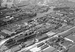 Blick auf die Industrieanlagen am Reiherstieg, der Wasserverbindung zwischen Norderelbe und Süderelbe. Im Vordergrund der Stickkanal, der in den Querkanal mündet. Am oberen Bildrand re. das Norderloch und auf der linken Seite der Grevenhofkanal,