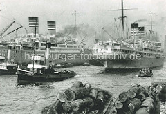 Dampfer der Deutsch-Afrikalinie im Hamburger Baakenhafen - Schuten mit Baumstämmen, Schlepper Auguste.