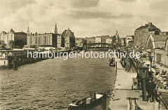 Blick von der Oberhafenbrücke auf den Oberhafen, die Wandrahmsbrücke sowie Speichergebäude der Speicherstadt im Hamburger Freihafen.