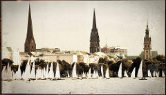 Blick auf die Hamburger Aussenalster - Segelregatta / Segelboote; Türme der Stadt - St. Petrikirche, St. Nikolaikirche, Hamburger Rathaus.