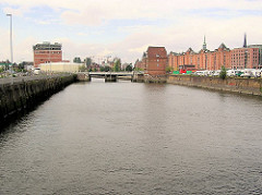 Blick in den Ericusgraben von der Oberhafenbrücke zur Ericusbrücke. (2004)
