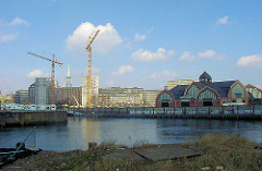 Blick über den Hamburger Oberhafen zum Deichtor / Deichtorhalle; Baustelle mit Baukran vom Deichtorcenter. Lks die Ericusspitze mit Stellplätzen für Wohnmobile.