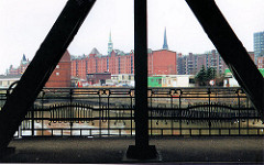 scan_27-2001 Blick von der Oberhafenbrücke in den Ericusgraben zur Ericusspitze - Wohnmobile haben dort geparkt. Im Hintergrund die Gebäude der Speicherstadt - links das Brückengebäude der Ericus-Drehbrücke. (2001)