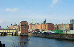 Ericusgraben mit Ericusspitze in der Hamburger Hafencity - im Hintergrund die Speichergebäude der  Speicherstadt (2001)
