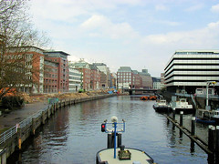 Fotos aus dem Hamburger Stadtteil Neustadt, Bezirk Hamburg Mitte; Blick von der Schaartorschleuse auf das Alsterfleet - re. Parkhaus in der Herrlichkeit, lks. Baustelle und Häuser an der Admiralitätsstraße. (2001)