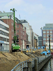 Fotos aus dem Hamburger Stadtteil Neustadt, Bezirk Hamburg Mitte; Blick von der Schaartorschleuse auf die Baustelle am Alsterfleet / Admiralitätsstraße. (2001)