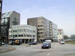 Fotos aus dem Hamburger Stadtteil Altstadt, Bezirk Hamburg Mitte; Blick zum Glockengießerwall  - die beiden Bürogebäude im Bildzentrum werden für den Abriss vorbereitet. (2001)