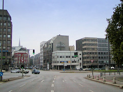 Fotos aus dem Hamburger Stadtteil Altstadt, Bezirk Hamburg Mitte; Blick zum Glockengießerwall / Georgsplatz - die beiden Bürogebäude rechts werden für den Abriss vorbereitet. (2001)