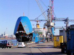 RoRo Frachtschiff mit hochgeklappten Bug am Sthamerkai vom Oderhafen in Hamburg Steinwerder.  (2002)