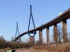 Fotos der Köhlbrandbrücke im Hamburger Hafen - Verbindung zwischen den Stadtteilen Steinwerder und Wilhelmsburg; Brachgelände unter der Brücke.
