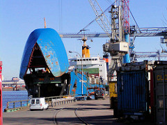 RoRo Frachtschiff mit hochgeklappten Bug am Sthamerkai vom Oderhafen in Hamburg Steinwerder.  (2002)
