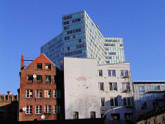 Wohnhäuser an der Speckstrasse im Hamburger Stadtteil Neustadt - Hochhaus / Unilevergebäude.