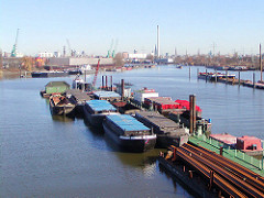 Schiffe im Travehafen - Hafenbecken im Hamburger Hafen; Stadtteil Hamburg Steinwerder.