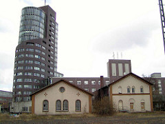 Blick vom ehem. Güterbahnhof zum Channel Tower in Hamburg Harburg; historische Architektur vom ehem. Staatsbahnhof Harburg am Schellerdamm. (2002)