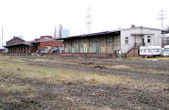 Lagerhallen mit Laderampen - Reste der Bebauung am Güterbahnhof Hamburg Harburg. (2002)