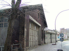 Alte Schuppen beim Bahngelände am Schellerdamm von Hamburg Harburg 2002.