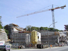 Baustelle zum Elbberg campus an der Großen Elbstraße in Hamburg Altona / Teilabriss der Brücke über die Schellfischbahn am Elbberg.