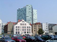 Bilder aus dem Hamburger Stadtteil Neustadt, Bezirk Hamburg Mitte. Blick über einen Parkplatz an der Kaiser-Wilhelm-Straße, dahinter Häuser an der Speckstraße / Gängeviertel (2002).