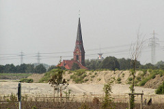 Areal vom Containerlager und Gewerbegebiet in Hamburg Altenwerder - Kirche St. Gertrud und Stellwerk vom Güterbahnhof Alte Süderelbe. (2002)